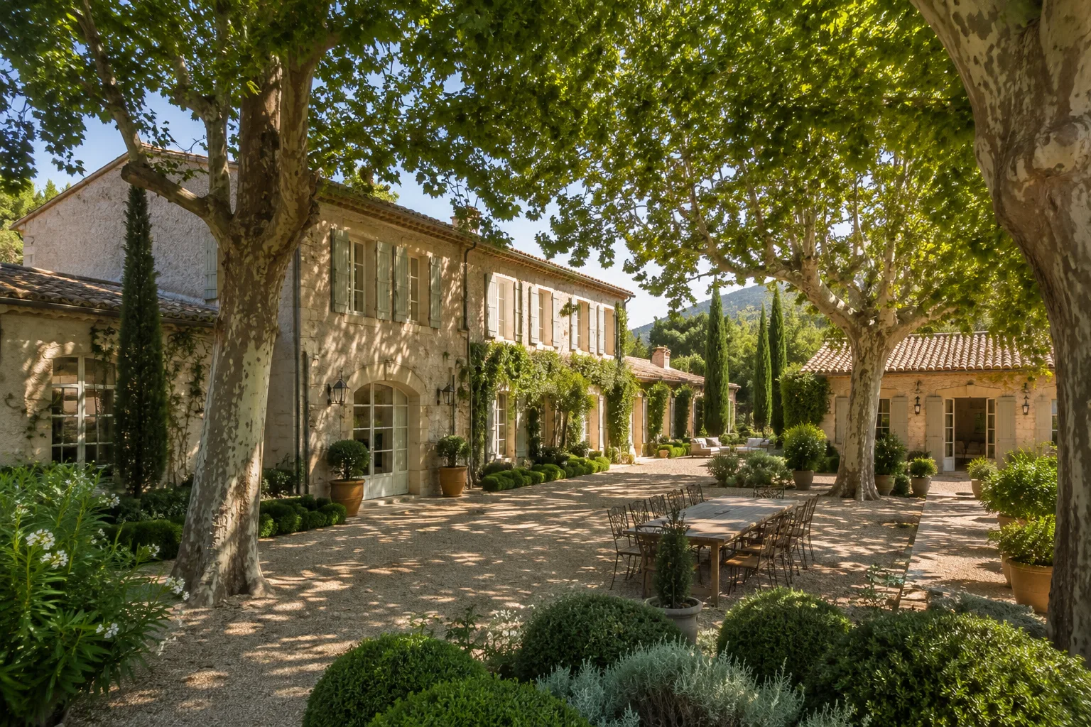 Maison provençale avec cour arborée dans le Var